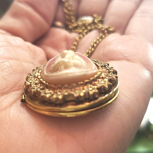 Sold LOCKET VINTAGE CAMEO LOCKET ON BRASS/ GOLD TONE BIG TO MEDUIM - Picture 4 of 7